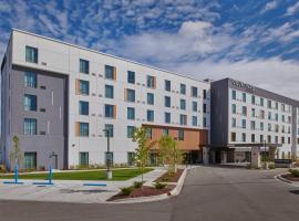 Viesnīca ar burbuļvannu Courtyard by Marriott Petoskey at Victories Square pilsētā Petoskija