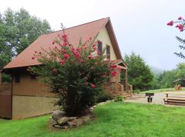 Cozy Couples Getaway with Hot Tub Fox Ridge Cabin、Whittierのホテル