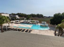 Pino Resort with shared pool - Happy Rentals, hotell i Torre Lapillo