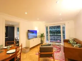 Ground floor 2 bed apt with garden and parking