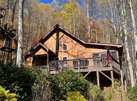 Spacious Cabin in Maggie Valley with AC, WiFi, Fireplace, Pet Friendly，瑪姬谷的飯店