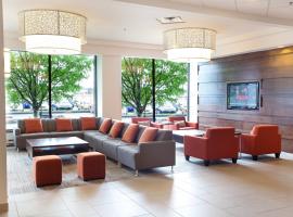 Saguenay में Delta Hotels by Marriott Saguenay Conference Centre, पूल वाला होटल