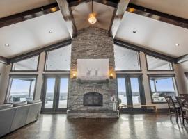 Luxurious Modern 11-Bed Home Private 136 Acres, hotel din Spruce Grove