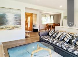 Close to beach and Mangrove walk, hotel in Batemans Bay