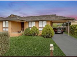 Charming Three-Bedroom House Near Tourist Attractions, hotel in Werribee