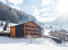 Kyrr Smart Mountain Retreat, hotel u gradu Moena