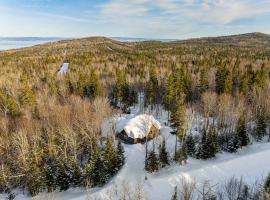 L'ours de Charlevoix - Chalet proche du Massif avec spa, hotell i Petite-Rivière-Saint-François