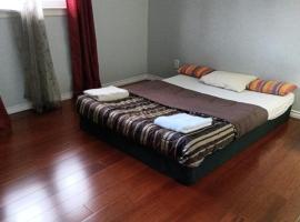 Cheap Room Near Airport- Central Brampton- Everything Walking Distance, hotel v destinaci Brampton