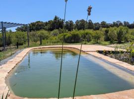 Caliu Earthship Ecolodge, hotel con alberca en Colonia del Sacramento