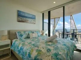 King Bed Luxury CBD Coastal Room with Amazing City Views, Spa, Gym, BBQ, Steam & Sauna Rooms