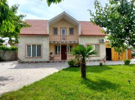 Cozy environment for families, hotell i Tbilisi