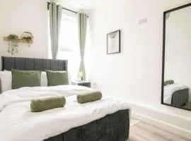 Contemporary 3 Bed Apartment in Southsea