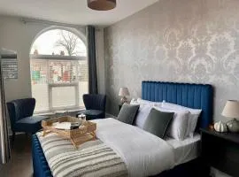 Stunning 2 bedroomed apartment on Allerton Road, Sleeps 4