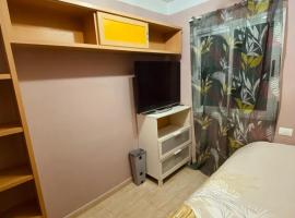 Room in shared apartment - shared bathroom, hotel in Arrecife