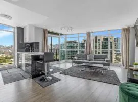 2 BR with CN Tower views with Free parking and pool