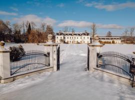 Pałac Pakoszów Schlosshotel Wernersdorf: Jelenia Góra şehrinde bir otel