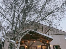 Alpine Meadows Lodge, hotel v Goldene