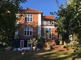 Large villa in Lyngby, hotel u gradu 'Kongens Lyngby'