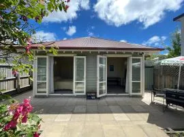 Quiet and new CNZhouse with yard near river in CBD