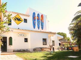 Algarve Surf Camp & Hostel Sagres, מלון בסאגרש