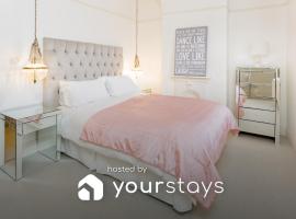 Stamford House by YourStays - 2 Bedroom House in Altrinchem, hotell i Altrincham