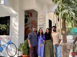 HOSHTEL99 - LUX - Stay, Cowork and Cafe - Luxurious Bungalow, hotel que aceita pets em Pune