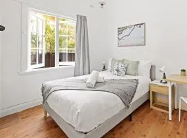 Quaint Double Room - Seconds to Shops & Eateries - Shared Bathroom