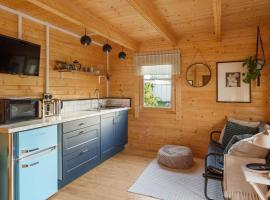 Scandi-Style Cabin in Bideford, Private Parking, шале у місті Байдфорд