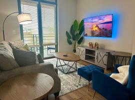 Beautiful Arlington Apartment with Pool & Parking!, hotel Arlingtonban