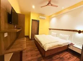 Shivam Hotel Varanasi - Near Kashi Vishwanath Temple With Parking And Lift