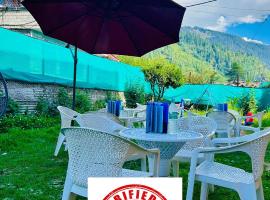 Hotel Hamta View Manali !! Parking ! Lawn ! Restaurant ! Main Road Hotel ! Top Rated Hotel, hotel di Manali