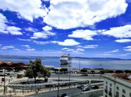 Very Sunny apartment with large balcony 3rd floor, hotell i Lisboa