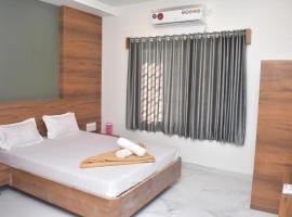 Om Sai Hotel and Guesthouse, hotel v mestu Shirdi