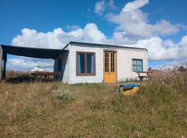 Casa de madera en playa de Cabo Polonio con dos ambientes para 5 huespedes, hotel en Cabo Polonio