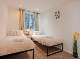 5 minute walk from Bury City Centre - 2 Bed Flat, ξενοδοχείο σε Bury