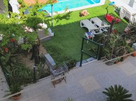 Comfortable Apartment in Feijo with Shared Pool 90 m², hotel v destinaci Almada