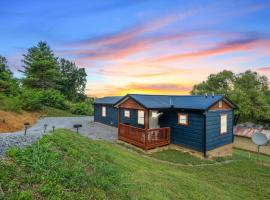 Brand New Tiny Cabin! A Bearly Adventure, хотел в Сивиървил