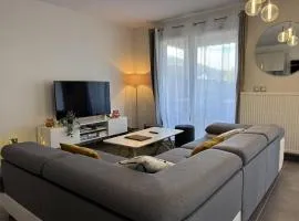 Appartement Confortable avec Terrasse à 5 Min du Centre, Navette Ski Gratuite ! - FR-1-548-34