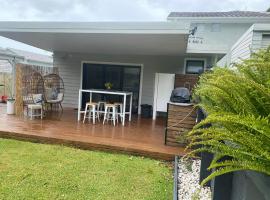 Golf Course & Beach Stay Self-Contained Guest House, Hotel in Nelson Bay