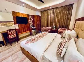 Maclo Classic Luxury Resort - Lavish & Luxury Rooms ! Big Parking ! Lift ! All Balcony Rooms ! Prime Location ! Top Selling Property in Mcleod ganj