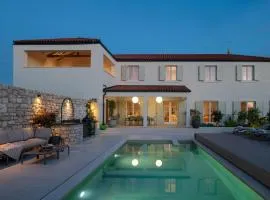 Awesome Home In Nin With Heated Swimming Pool