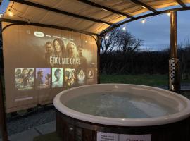 Dog Friendly Glamping Pods with Hot Tubs, rumah percutian di Dwyran