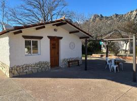 Cabañas Rústicas dentro de la Finca El Castillo, casa rústica em La Cabrera