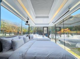 Galaxy X Hotel Type Caravan Glamping & Pension, hotel a Pyeongchang