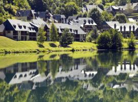 Appt T3 calme bord du lac avec piscine, hotell i Loudenvielle