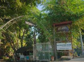 Urbiz Garden Bed and Breakfast، فندق يسمح بالحيوانات الأليفة في san juan la union