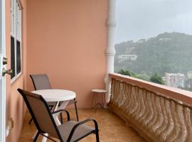 Hilltop View Apartment, hotel a Saint George's