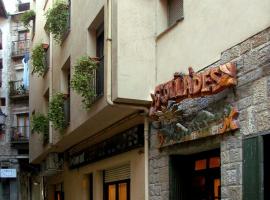 Hostal Les Collades, hotel em Sort