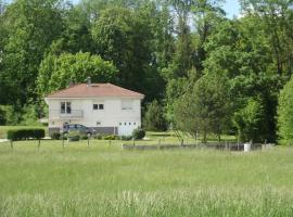 Gîte de charme près de l'étang à Gy - FR-1-583-373, hotelli kohteessa Gy