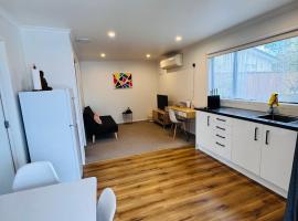 Modern 1 bedroom guest house, hotell med parkering i Upper Hutt